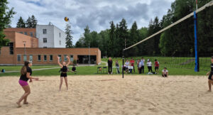 Vilniaus paslaugų verslo profesinio mokymo centro komanda dalyvavo paplūdimio tinklinio turnyre „MRU vasaros taurė – 2026“