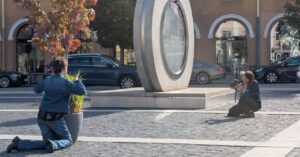 Portretas vidurdienio saulėje: šviesos paieškos mieste
