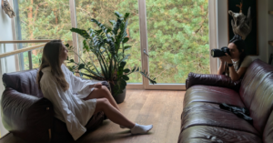 Šviesa, interjeras ir kūrybiškumas: glamūrinė fotosesija apartamentuose