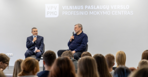 Istorijos užkulisiai, netikėti atradimai ir intriguojantys pasakojimai – susitikimas su rašytoju Regimantu Dima